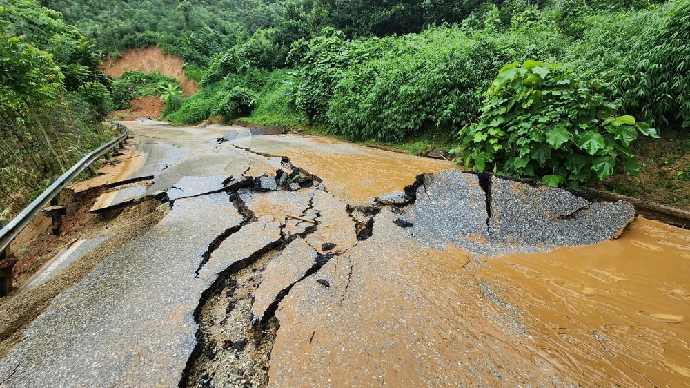 Mặt đường Quốc lộ 70 đoạn qua huyện Bảo Yên (tỉnh Lào Cai) hư hỏng trầm trọng. (Ảnh: PV/Vietnam+)