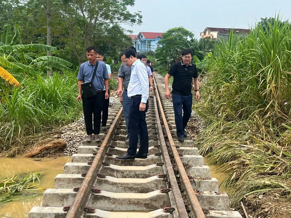 Đường sắt Yên Viên-Lào Cai bị sạt lở nặng nề, còn trơ mỗi đường ray. (Ảnh: PV/Vietnam+)