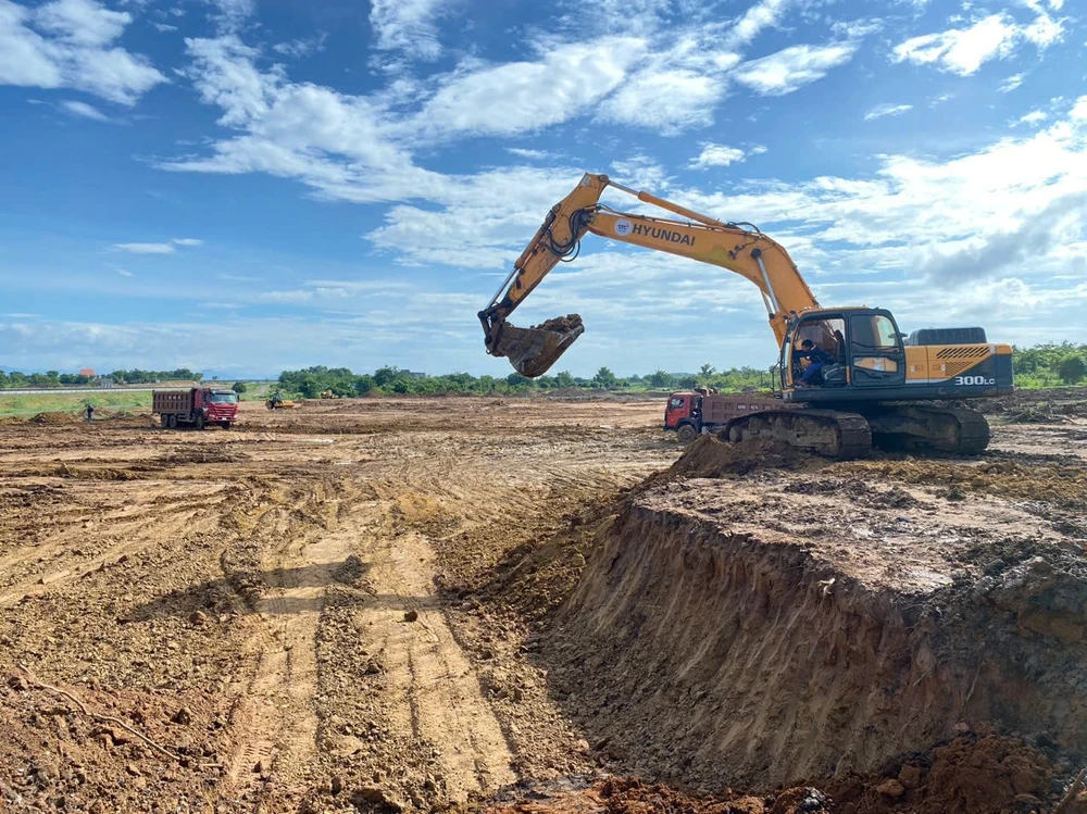 Nhà đầu tư thi công vị trí một trạm dừng nghỉ trên tuyến cao tốc Bắc-Nam phía Đông. (Ảnh: PV/Vietnam+)