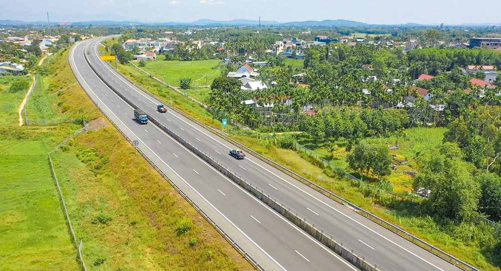 Phương tiện lưu thông trên tuyến đường cao tốc Đà Nẵng-Quảng Ngãi. (Ảnh: PV/Vietnam+)