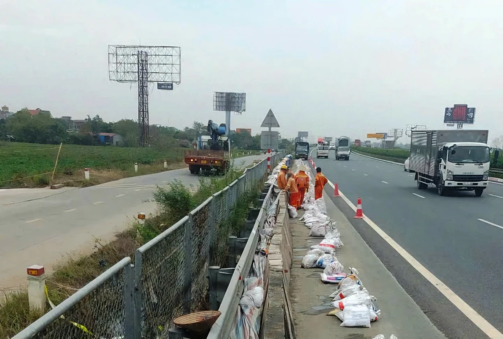 Cao tốc Pháp Vân-Cầu Giẽ xây dựng tường chắn bê tông để chống ngập nước. (Ảnh: PV/Vietnam+)