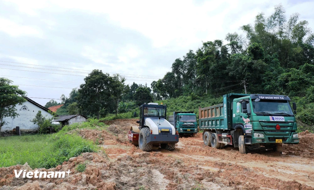 Cao tốc Đồng Đăng-Trà Lĩnh vẫn vướng nhiều vị trí mặt bằng mặt bằng thi công. (Ảnh: Việt Hùng/Vietnam+)