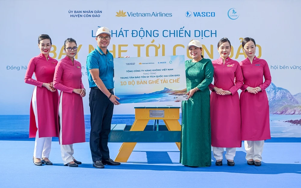 Đại diện Vietnam Airlines trao tặng Ủy ban Nhân dân Côn Đảo 10 bộ bàn ghế từ các sản phẩm tái chế. (Ảnh: PV/Vietnam+)