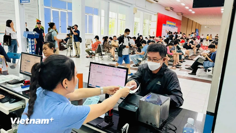 Hành khách mua vé tàu Tết Nguyên đán Ất Tỵ thành công tại Ga Sài Gòn. (Ảnh: PV/Vietnam+)