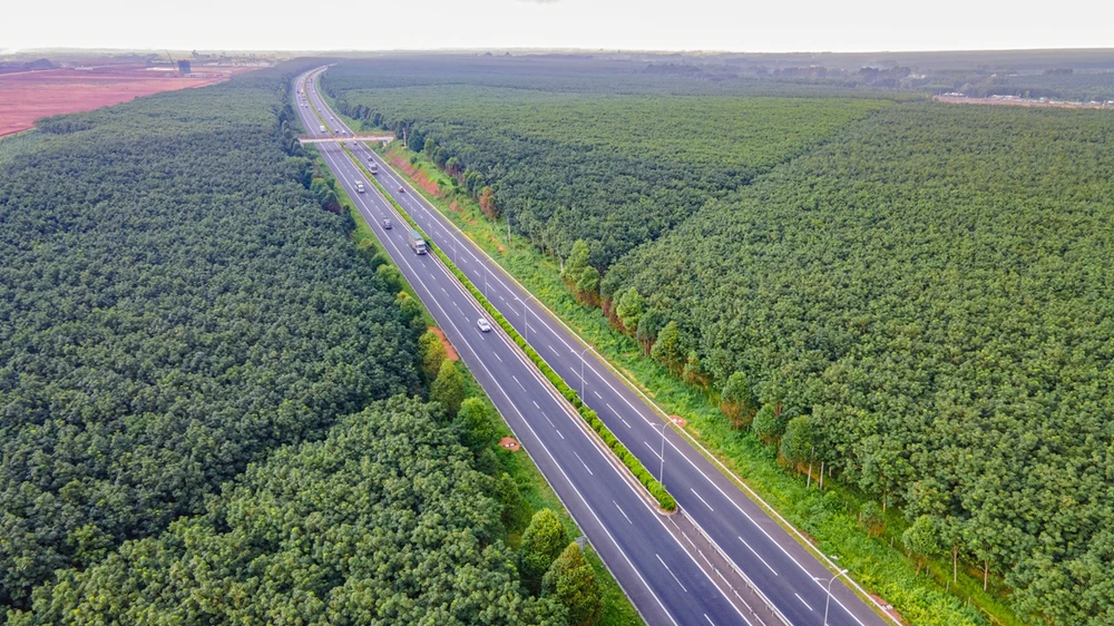 Phương tiện lưu thông trên tuyến cao tốc Thành phố Hồ Chí Minh-Long Thành-Dầu Giây. (Ảnh: PV/Vietnam+)