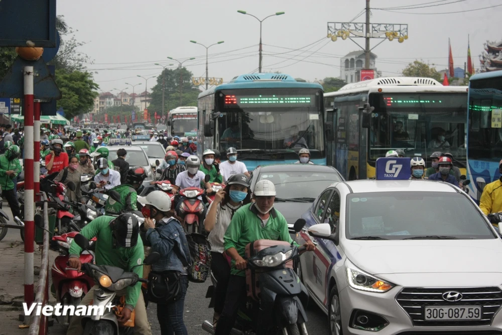 Hà Nội đề xuất xe ôm phải có thêm thẻ hành nghề đang nhận lại nhiều ý kiến băn khoăn của cánh tài xế. (Ảnh: Việt Hùng/Vietnam+)