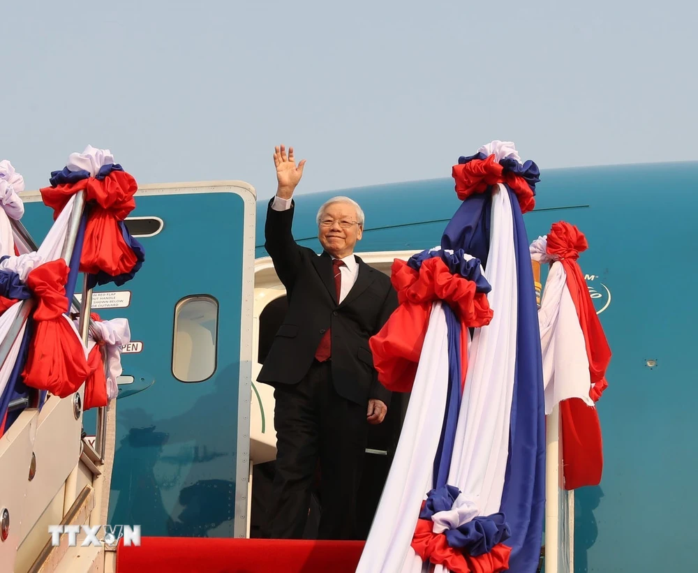 Tổng Bí thư, Chủ tịch nước Nguyễn Phú Trọng đến sân bay quốc tế Wattay ở Thủ đô Vientiane. (Ảnh: Trí Dũng/TTXVN)