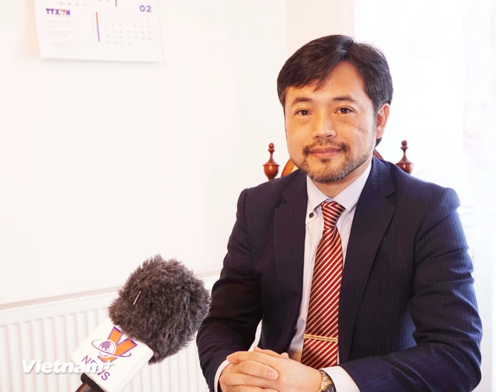 Tiến sỹ Takashi Hosoda trả lời phỏng vấn. (Ảnh: PV/Vietnam+) 