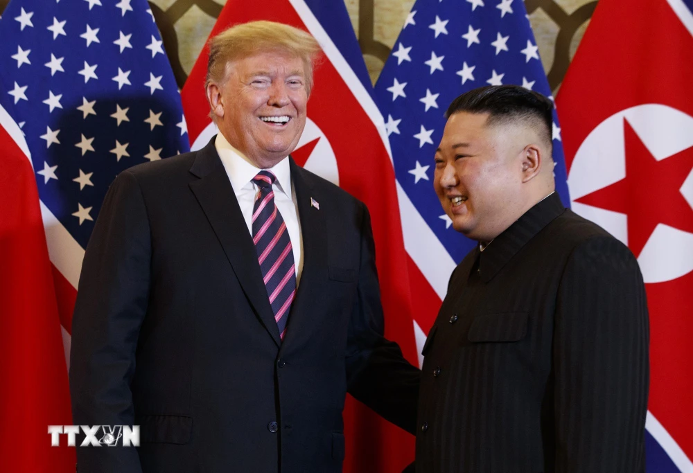 Tổng thống Mỹ Donald Trump (trái) và Chủ tịch Triều Tiên Kim Jong-un trong cuộc gặp đầu tiên tại Hội nghị thượng đỉnh Mỹ-Triều lần thứ hai tại Hà Nội ngày 27/2/2019. (Ảnh: Yonhap/TTXVN)