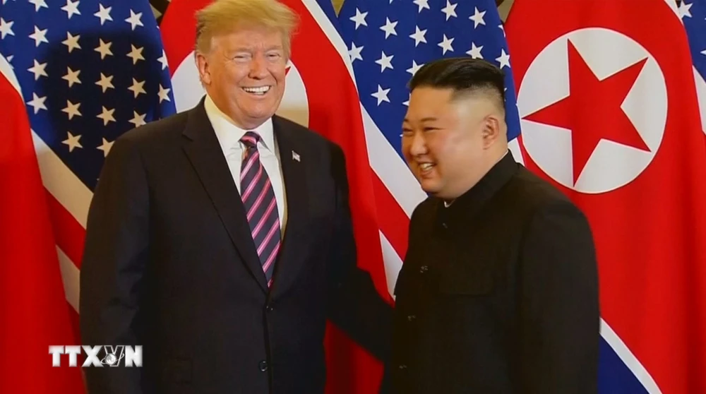 Tổng thống Mỹ Donald Trump và Chủ tịch Triều Tiên Kim Jong-un bày tỏ sự thoải mái, thân thiện sau khi bắt tay nhau. (Ảnh: TTXVN)