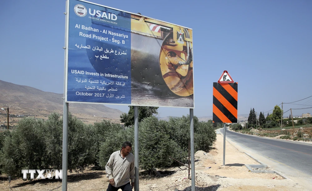 Biển báo của Cơ quan Phát triển Quốc tế của Mỹ (USAID) tại làng al-Badhan, phía bắc Nablus, Bờ Tây, ngày 25/8/2018. (Ảnh: AFP/ TTXVN)