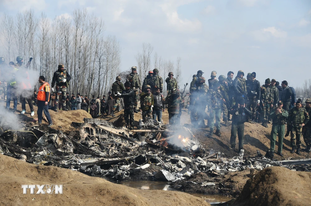 Binh sỹ Ấn Độ điều tra bên chiếc máy bay của Không quân nước này bị rơi tại quận Budgam, cách thủ phủ Srinagar, bang Kashmir khoảng 30km ngày 27/2/2019. (Ảnh: AFP/TTXVN)