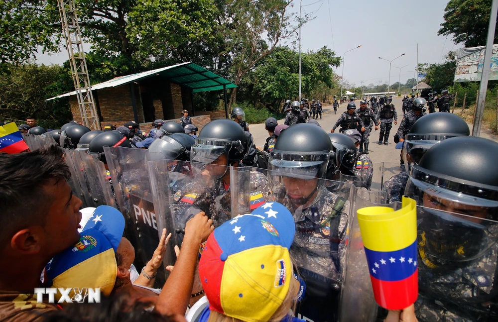 Người biểu tình ủng hộ phe đối lập xung đột với Lực lượng biên phòng Venezuela tại cây cầu quốc tế ở thành phố San Antonio del Tachira, giáp giới Colombia ngày 23/2/2019. (Ảnh: AFP/TTXVN)