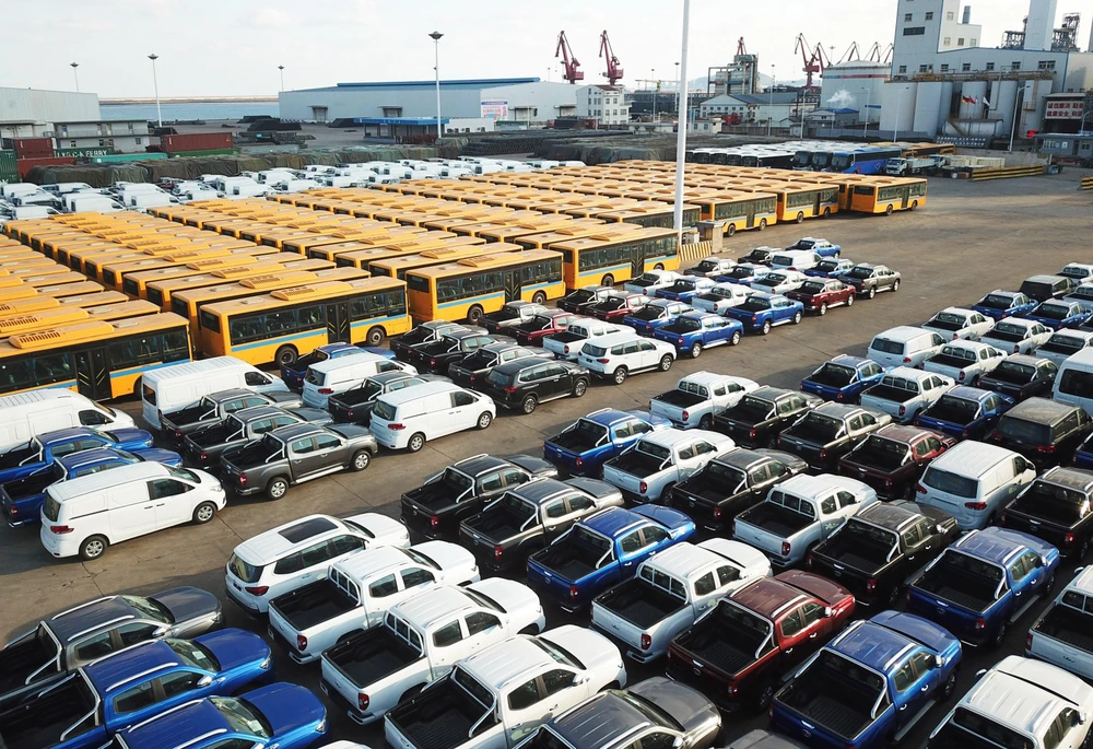 Ôtô xuất khẩu được xếp tại cảng ở Liên Vân Cảng, tỉnh Giang Tô, miền đông Trung Quốc, ngày 31/12/2018. (Ảnh: THX/TTXVN) 