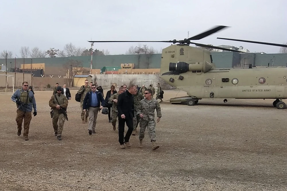 Quyền Bộ trưởng Quốc phòng Mỹ Patrick Shanahan (thứ 2, phải, phía trước) tới Kabul trong chuyến thăm bất ngờ Afghanistan ngày 11/2/2019. (Ảnh: AFP/TTXVN) 