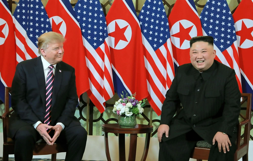 Tổng thống Mỹ Donald Trump (trái) và Chủ tịch Triều Tiên Kim Jong-un trong cuộc gặp đầu tiên tại Hội nghị thượng đỉnh Mỹ-Triều lần thứ hai ở Hà Nội ngày 27/2/2019. (Ảnh: AFP/TTXVN) 