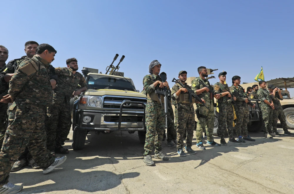 Các thành viên Lực lượng Dân chủ Syria chuẩn bị chiến dịch truy quét các tay súng Tổ chức Nhà nước Hồi giáo tự xưng (IS) tại thị trấn Shadadi, gần thành phố Hassakeh, miền Đông Bắc Syria ngày 11/9/2018. (Ảnh: AFP/TTXVN) 