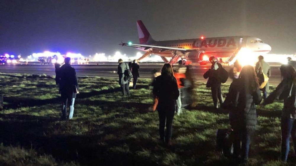 Hành khách mô tả đã nghe thấy một 'tiếng nổ lớn' khi chuyến bay tăng tốc để cất cánh. (Nguồn: news.sky.com)