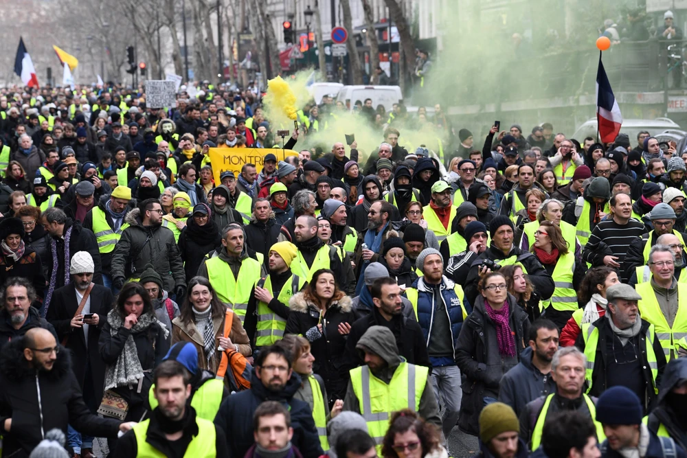 Người biểu tình "Áo vàng" tuần hành ở thủ đô Paris. (Ảnh: AFP/TTXVN) 