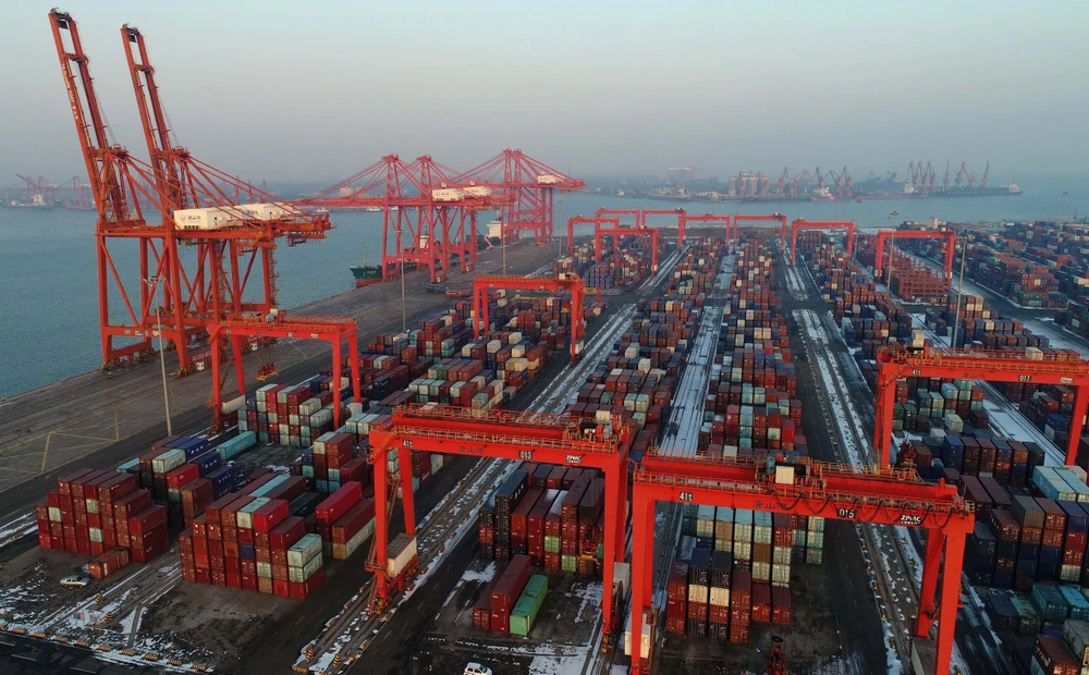 Vận chuyển hàng hóa tại cảng Tangshan, tỉnh Hà Bắc, Trung Quốc. (Ảnh: THX/TTXVN) 