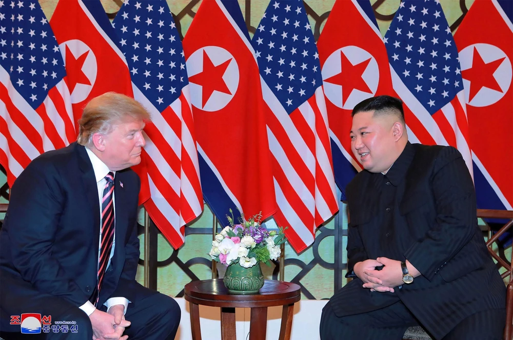 Tổng thống Mỹ Donald Trump (trái) trong cuộc gặp Chủ tịch Triều Tiên Kim Jong-un tại ngày làm việc đầu tiên của Hội nghị thượng đỉnh Mỹ-Triều lần hai ở Hà Nội, ngày 27/2/2019. (Ảnh: AFP/TTXVN) 