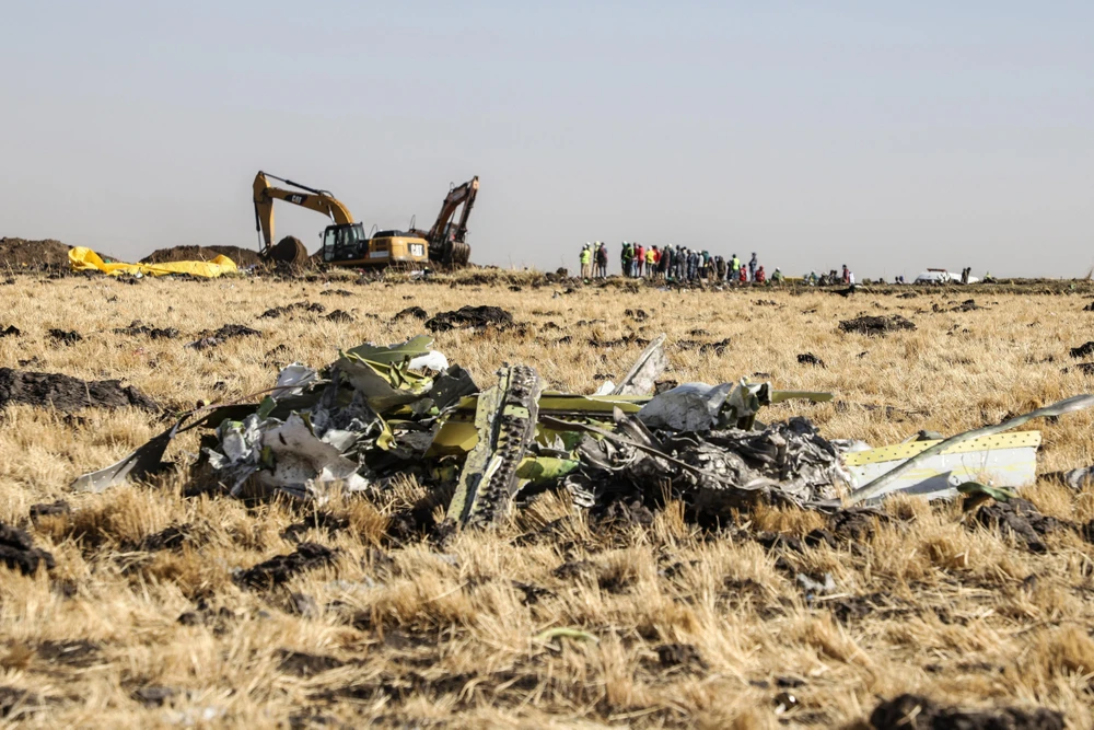 Hiện trường vụ rơi máy bay Boeing 737-8 MAX của Hãng hàng không Ethiopian Airlines tại thị trấn Bishoftu ngày 11/3/2019. (Ảnh: AFP/TTXVN) 