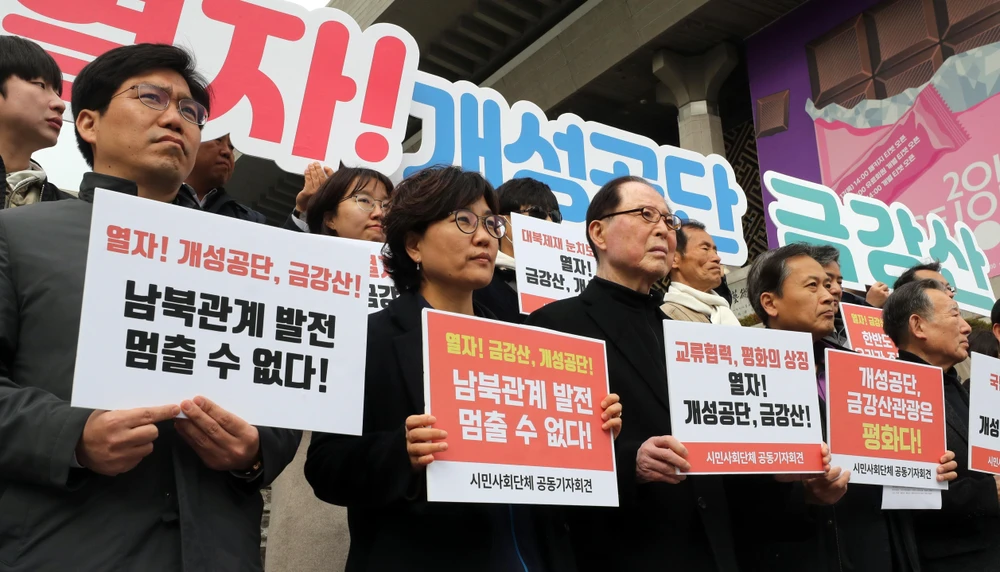 Các doanh nhân và nhà hoạt động xã hội tổ chức họp báo ở Seoul ngày 7/3, đề nghị chính phủ cho phép họ tới thăm khu công nghiệp chung Kaesong. (Ảnh: YONHAP/TTXVN) 