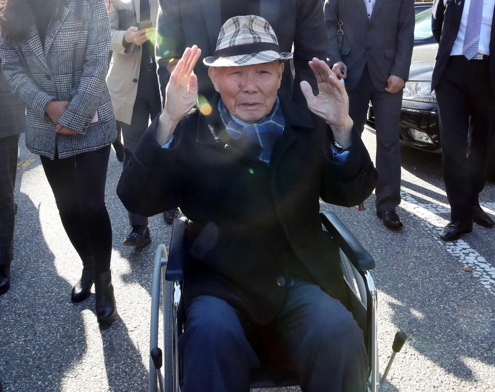 Ông Lee Chun-sik (phía trước), lao động bị cưỡng bức thời chiến tranh, sau một phiên tòa tại Seoul, Hàn Quốc ngày 30/10/2018. (Ảnh: Yonhap/TTXVN) 