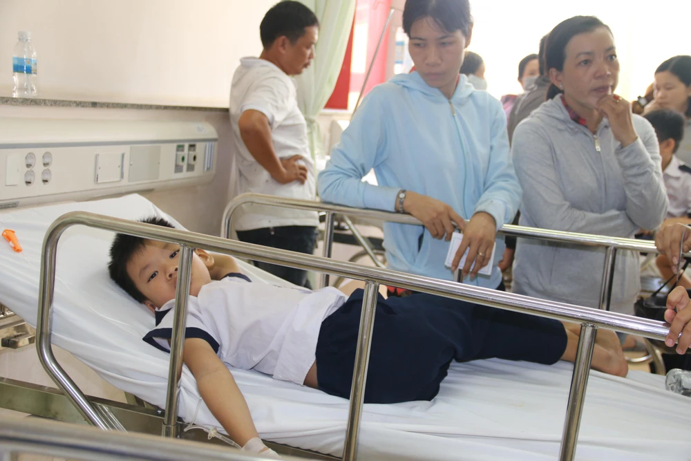 Học sinh lớp 2A5 Trường Tiểu học Trường Sơn bị ngộ độc thực phẩm được đưa đến cấp cứu tại Bệnh viện Bà Rịa-Vũng Tàu. (Ảnh: Hoàng Nhị/TTXVN) 