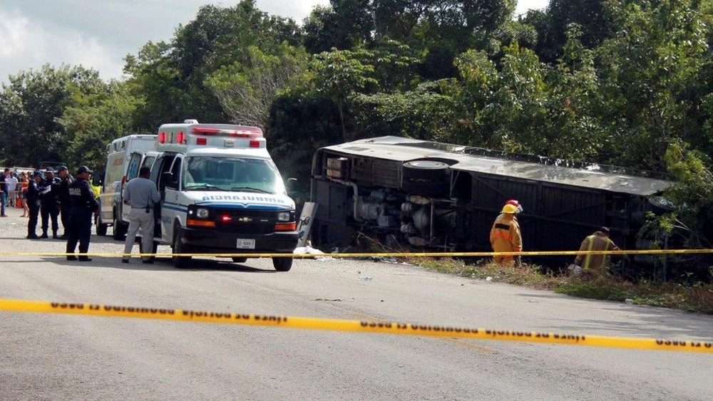 Hiện trường một vụ tai nạn xe buýt ở Mexico. Ảnh minh họa. (Nguồn: AP)