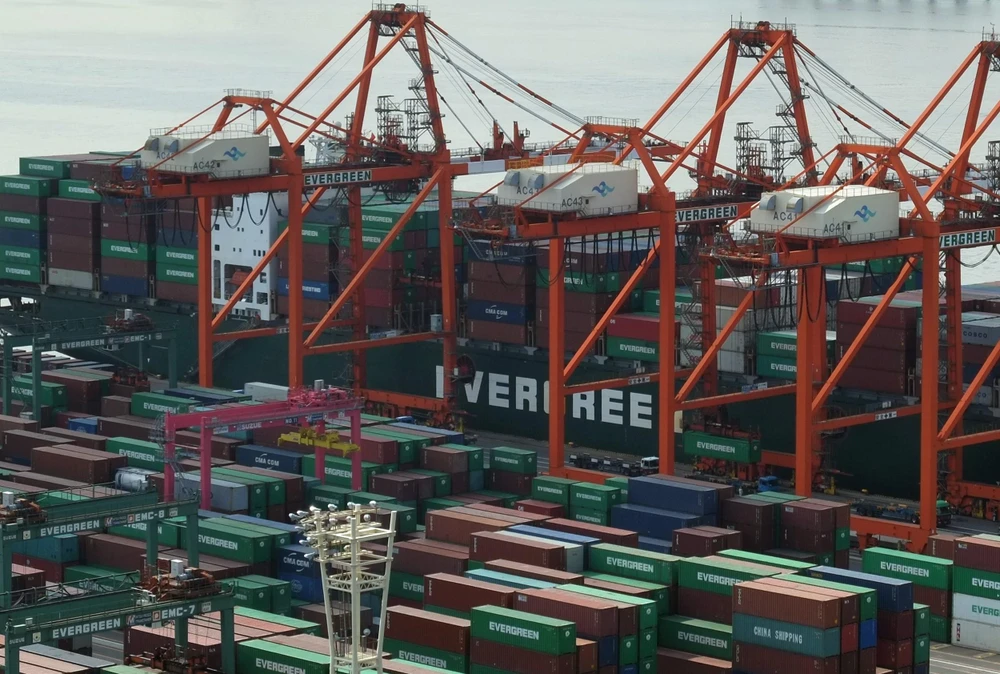 Hàng hóa được xếp tại cảng ở Tokyo, Nhật Bản, ngày 19/2/2018. (Ảnh: AFP/TTXVN) 