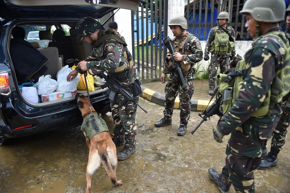 Binh sỹ Philippines kiểm tra an ninh tại Marawi, đảo Mindanao. (Ảnh: AFP/TTXVN) 