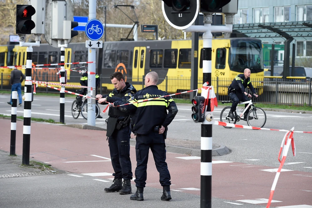 Cảnh sát điều tra tại hiện trường vụ xả súng ở Utrecht, Hà Lan, ngày 18/3/2019. (Ảnh: AFP/TTXVN) 