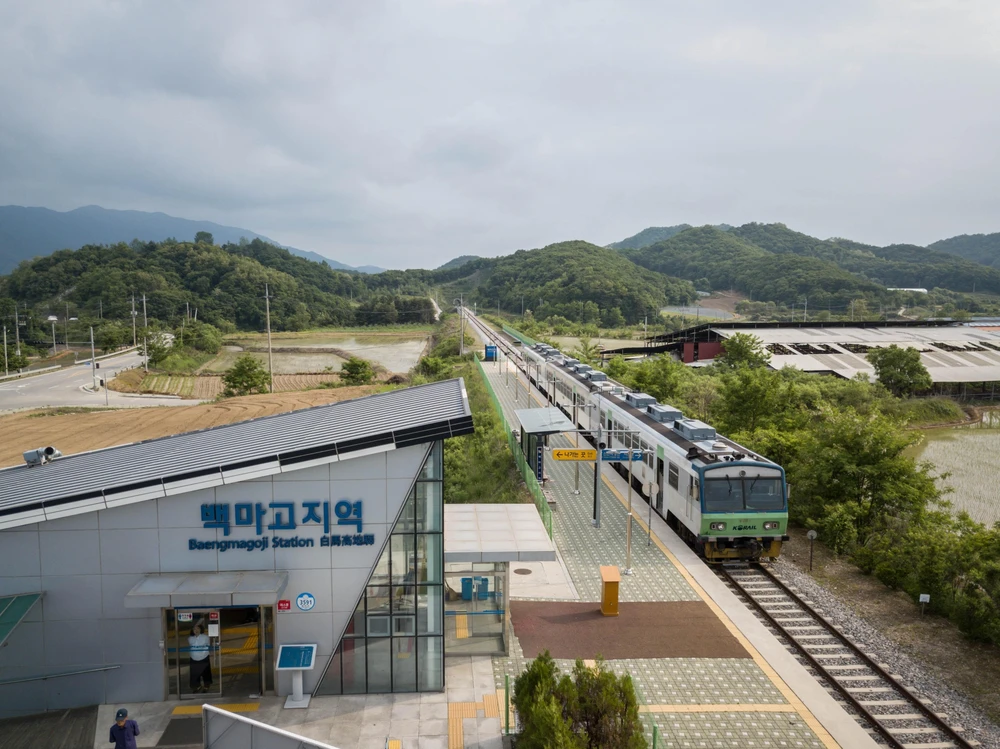 Toàn cảnh tuyến đường sắt Gyeongwon ở nhà ga Baengmagoji thuộc Cheorwon, gần khu vực phi quân sự giữa hai miền Triều Tiên ngày 29/5/2018. (Ảnh: AFP/TTXVN) 