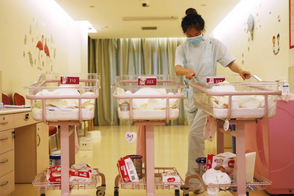 Chăm sóc trẻ sơ sinh tại bệnh viện ở Thượng Hải, Trung Quốc. (Ảnh: AFP/TTXVN) 