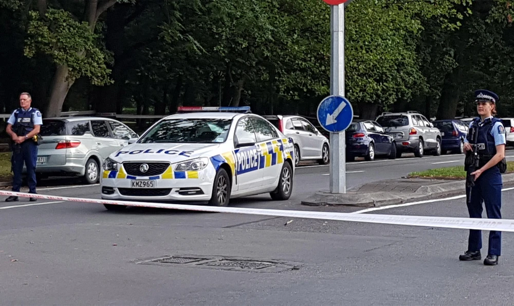 Cảnh sát gác tại hiện trường vụ xả súng ở Christchurch, New Zealand, ngày 15/3/2019. (Ảnh: AFP/TTXVN) 