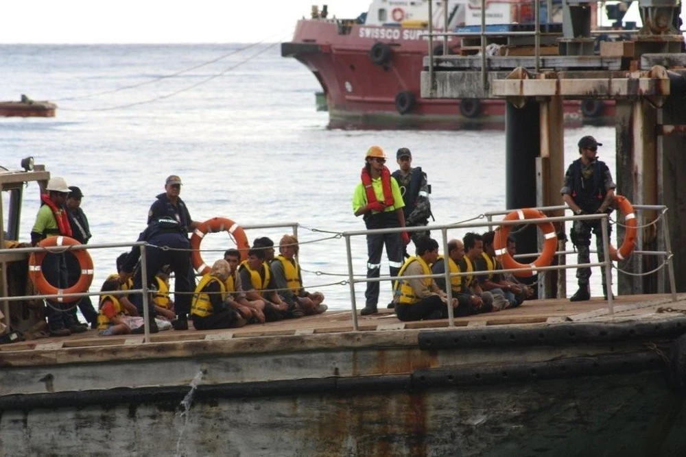 Tàu chở người di cư tới đảo Christmas Island - một vùng lãnh thổ của Australia nằm ở Ấn Độ Dương, cách thành phố Perth 2.600km về phía Tây Bắc. (Ảnh: AAP/AFP/TTXVN) 