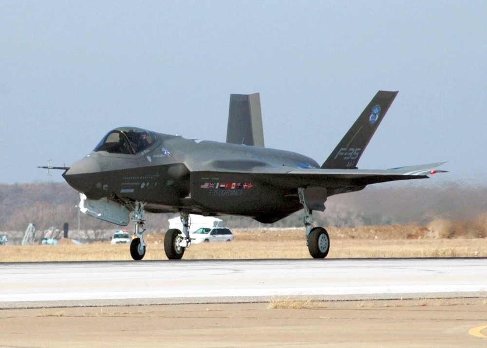 Máy bay F-35 của Tập đoàn sản xuất vũ khí Lockheed Martin trong chuyến bay thử nghiệm tại Fort Worth, Texas (Mỹ). (Ảnh: AFP/TTXVN) 