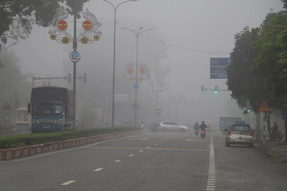 Sương mù bao phủ quốc lộ 1A qua địa phận thành phố Ninh Bình. (Ảnh: Ninh Đức Phương/TTXVN) 