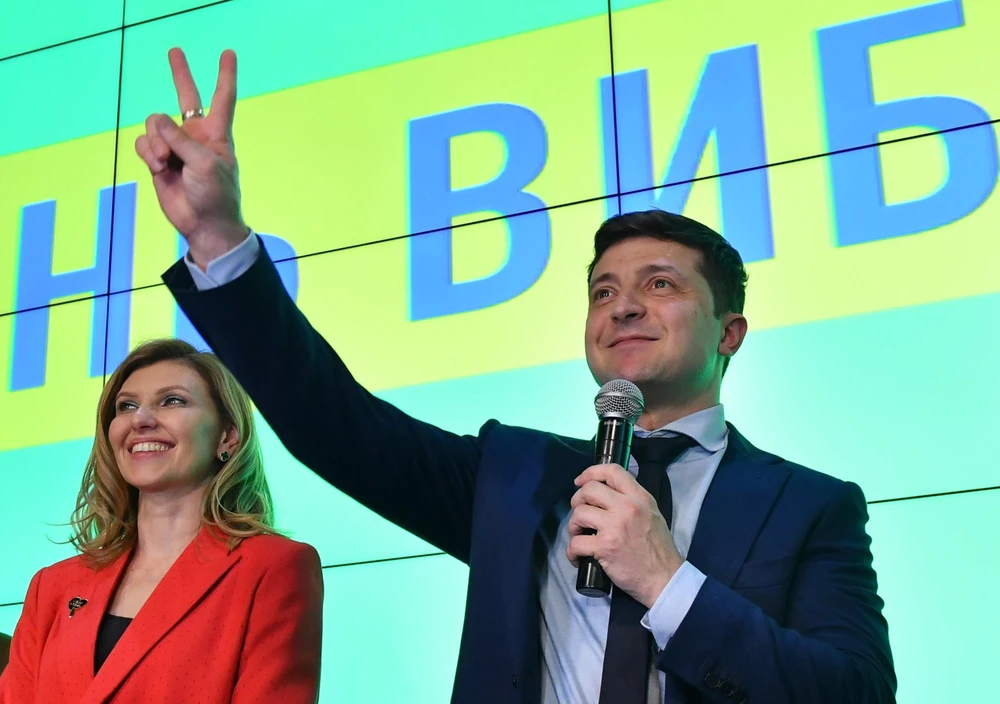 Ứng viên tranh cử Tổng thống Ukraine Volodymyr Zelensky (phải) sau khi kết quả thăm dò bầu cử được công bố ở Kiev ngày 31/3/2019. (Ảnh: AFP/TTXVN) 