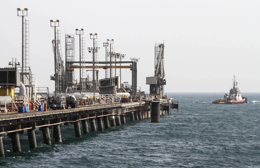 Một cơ sở sản xuất dầu trên đảo Khark, ngoài khơi vùng Vịnh. (Ảnh: AFP/TTXVN)