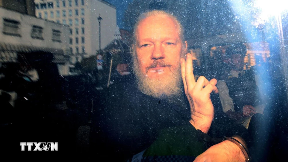 Ông Julian Assange bị áp giải tới tòa án Westminster ở London, Anh ngày 11/4/2019. (Ảnh: Sky News/TTXVN) 