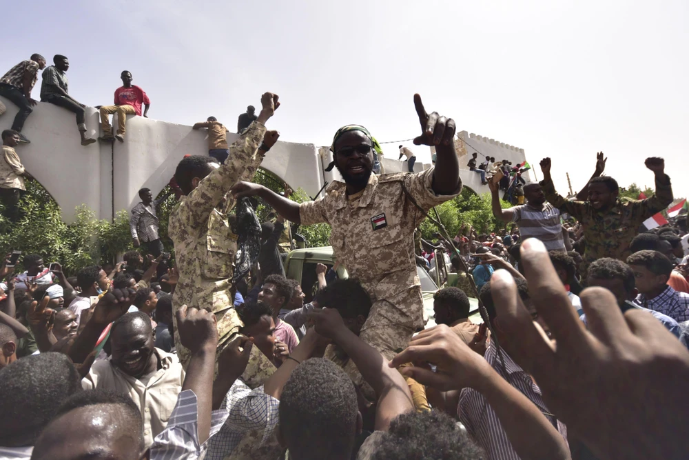 Các binh sỹ quân đội Sudan ăn mừng trên đường phố thủ đô Khartoum sau khi Tổng thống Omar al-Bashir bị bắt, ngày 11/4/2019. (Ảnh: AFP/TTXVN) 