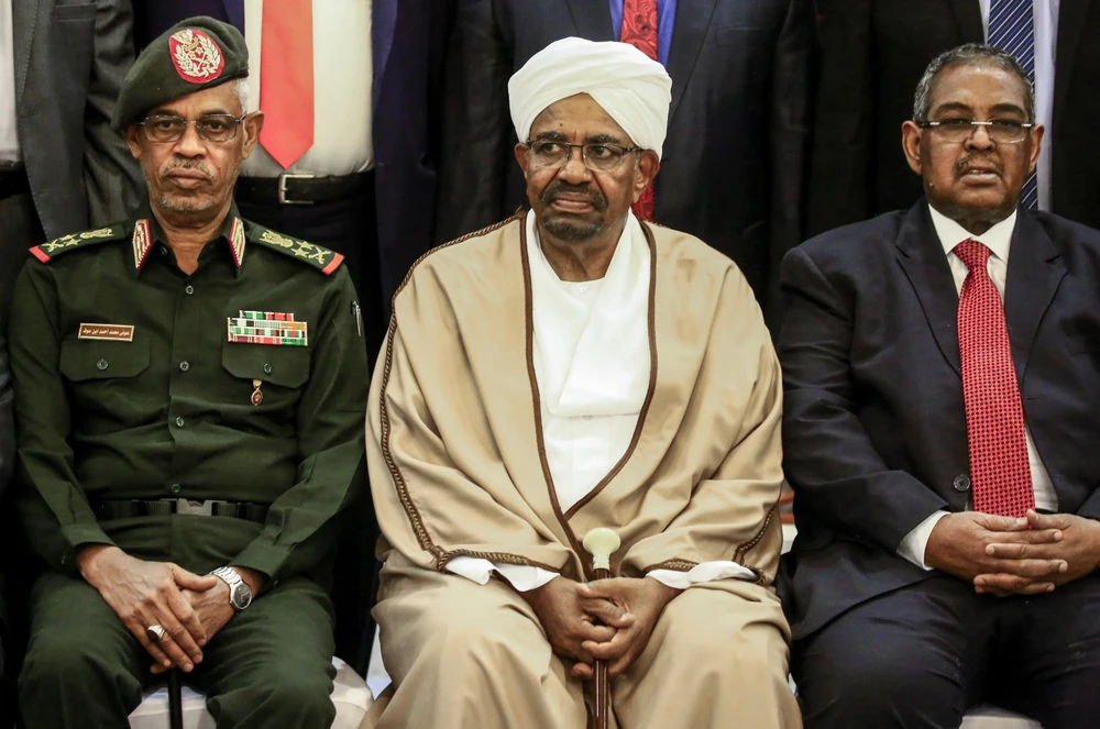 Ông Omar al-Bashir (giữa) lúc là Tổng thống Sudan và Bộ trưởng Quốc phòng Ahmed Awad Ibnouf (trái) tại lễ tuyên thệ nhậm chức của các thành viên nội các ở thủ đô Khartoum ngày 14/3/2019. (Ảnh: AFP/TTXVN) 