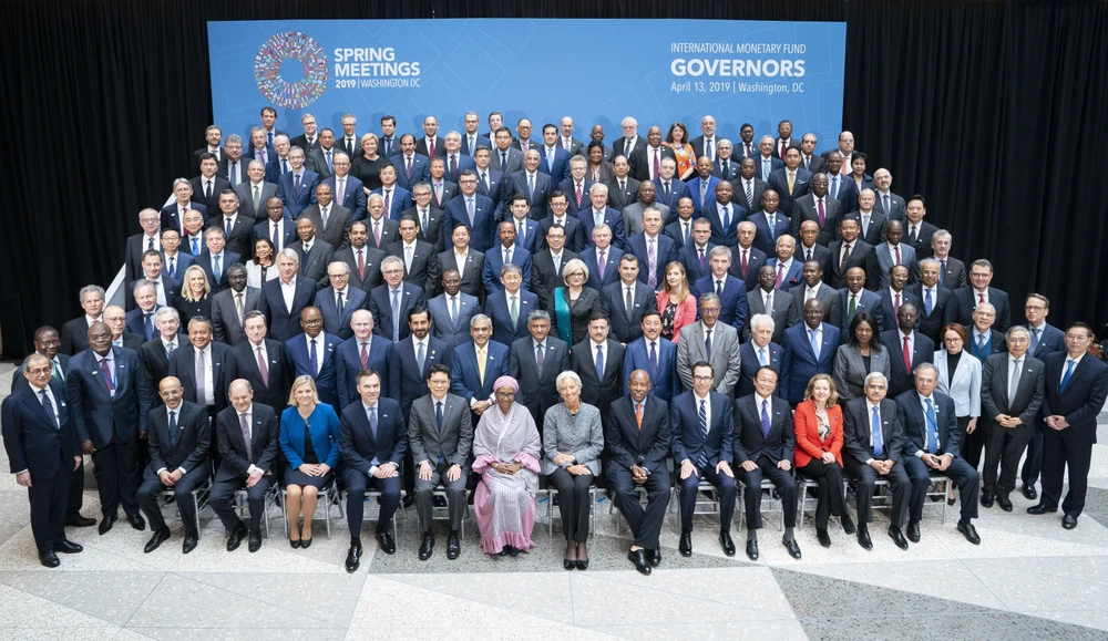Các đại biểu chụp ảnh lưu niệm tại Hội nghị mùa Xuân của Quỹ Tiền tệ quốc tế (IMF) và Ngân hàng Thế giới (WB) diễn ra ở Washington (Mỹ), ngày 13/4. (Ảnh: AFP/TTXVN) 