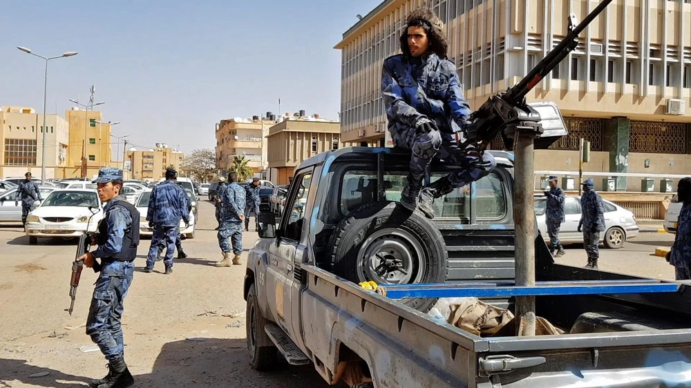  Lực lượng tự xưng Quân đội Quốc gia Libya (LNA) do Tướng Haftar chỉ huy tuần tra tại thành phố Sebha, miền nam Libya ngày 6/2/2019. (Ảnh: AFP/TTXVN) 