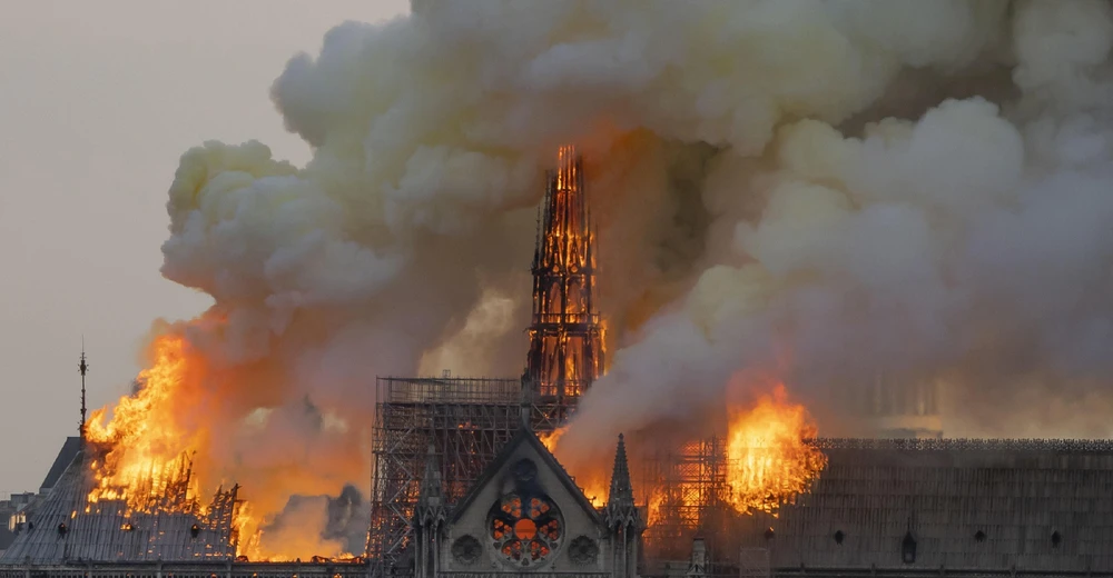 Khói lửa bốc ngùn ngụt tại hiện trường vụ hỏa hoạn Nhà thờ Đức Bà ở Paris ngày 15/4/2019. (Ảnh: THX/TTXVN) 