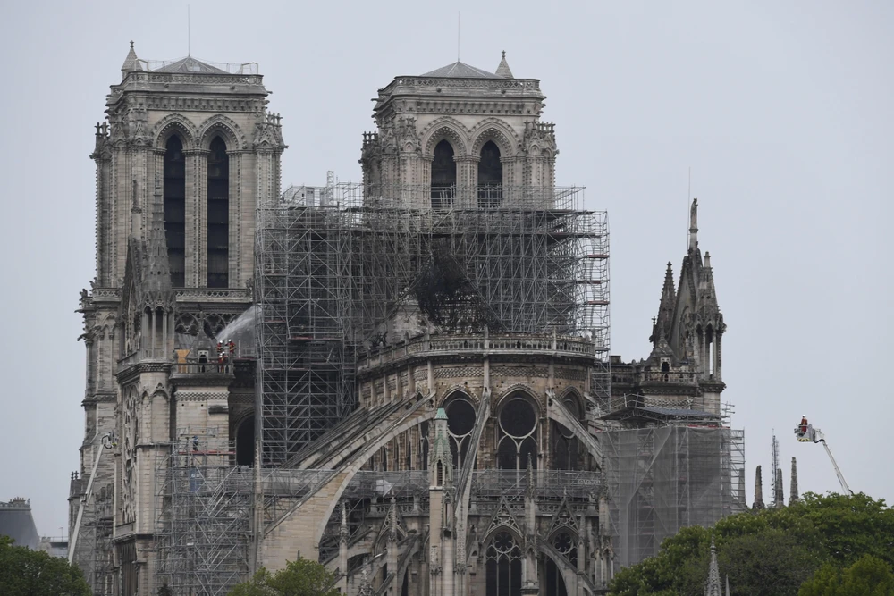 Đám cháy tại Nhà thờ Đức Bà ở thủ đô Paris, Pháp đã được dập tắt hoàn toàn ngày 16/4/2019. (Ảnh: AFP/TTXVN) 