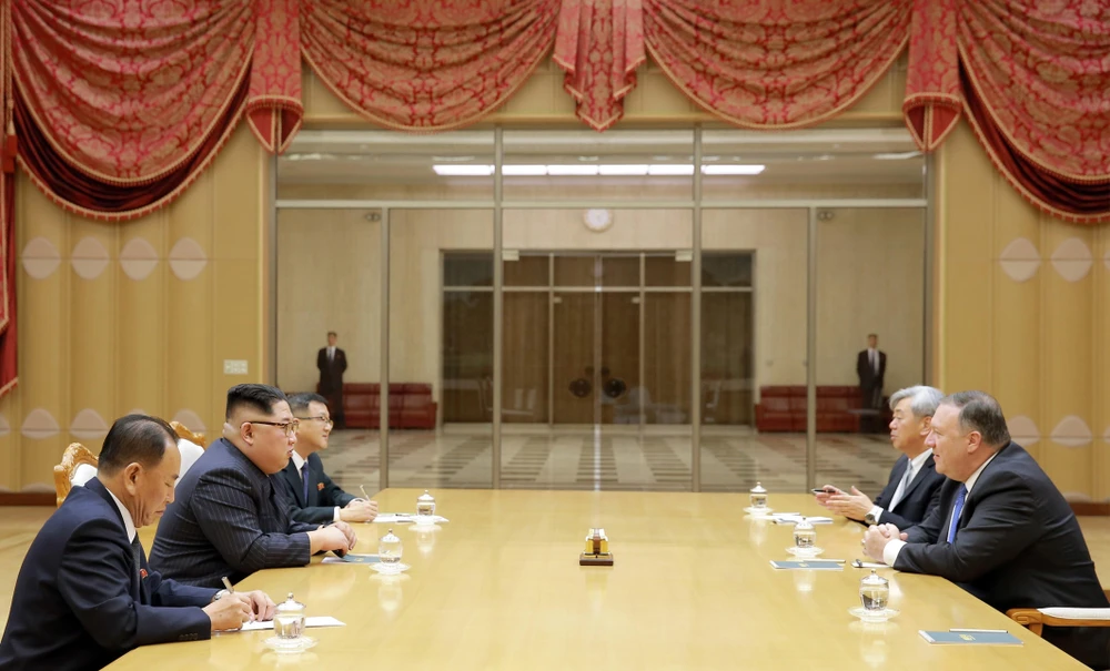 Ngoại trưởng Mỹ Mike Pompeo (phải) trong chuyến thăm Triều Tiên hội kiến nhà lãnh đạo Kim Jong-un (thứ 2, trái) tại Bình Nhưỡng ngày 10/5/2018. (Ảnh: AFP/TTXVN) 