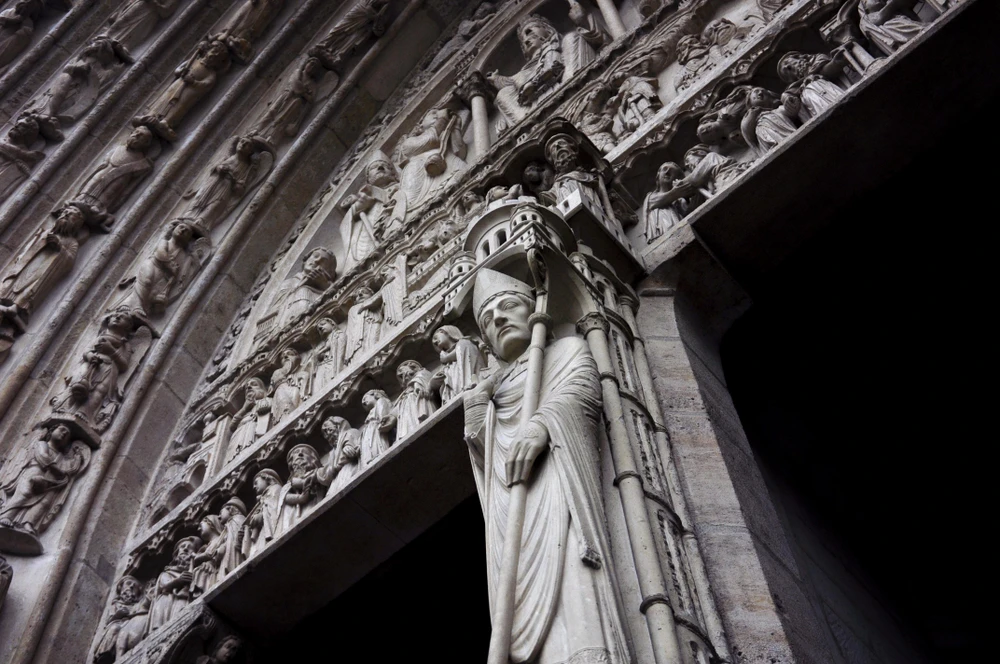 Bức điêu khắc tại Nhà thờ Đức Bà ở Paris, Pháp tháng 10/2013. (Ảnh: THX/TTXVN) 